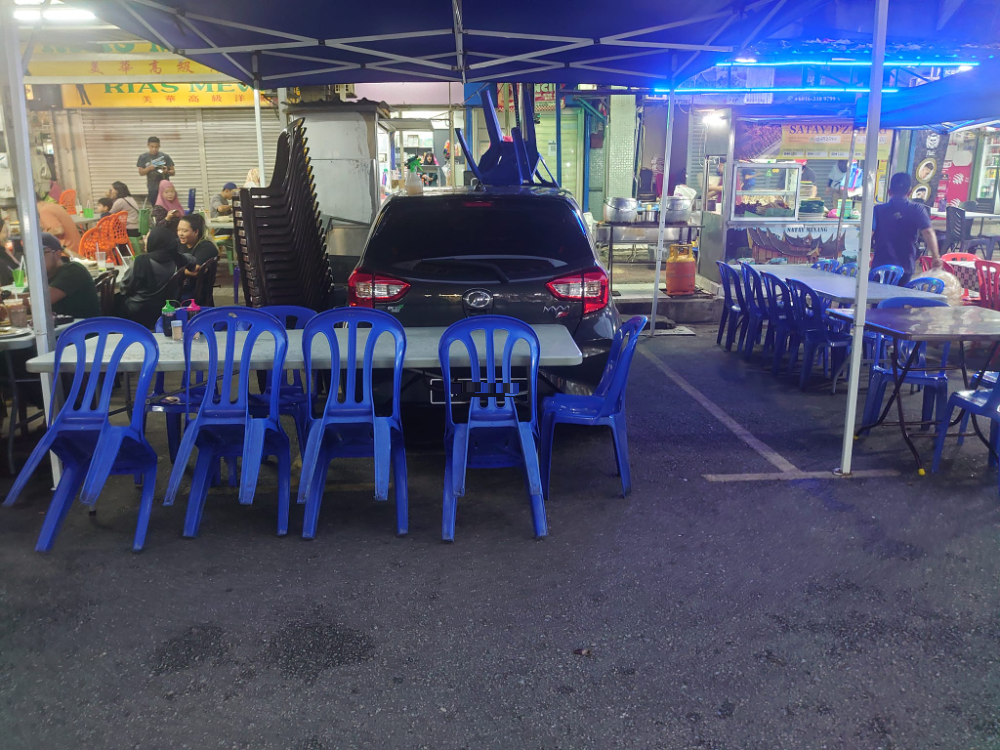 店家霸占停车位 摆桌椅“围车”做生意·男子:“车子被刮花了!”