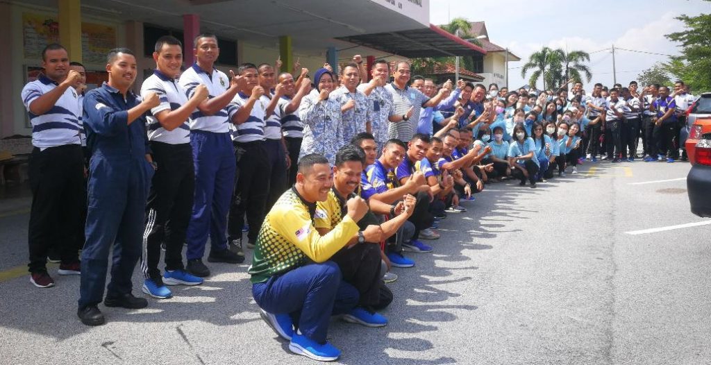 建凉亭遮雨蓬维修美化油漆 400海军为国民华小大扫除