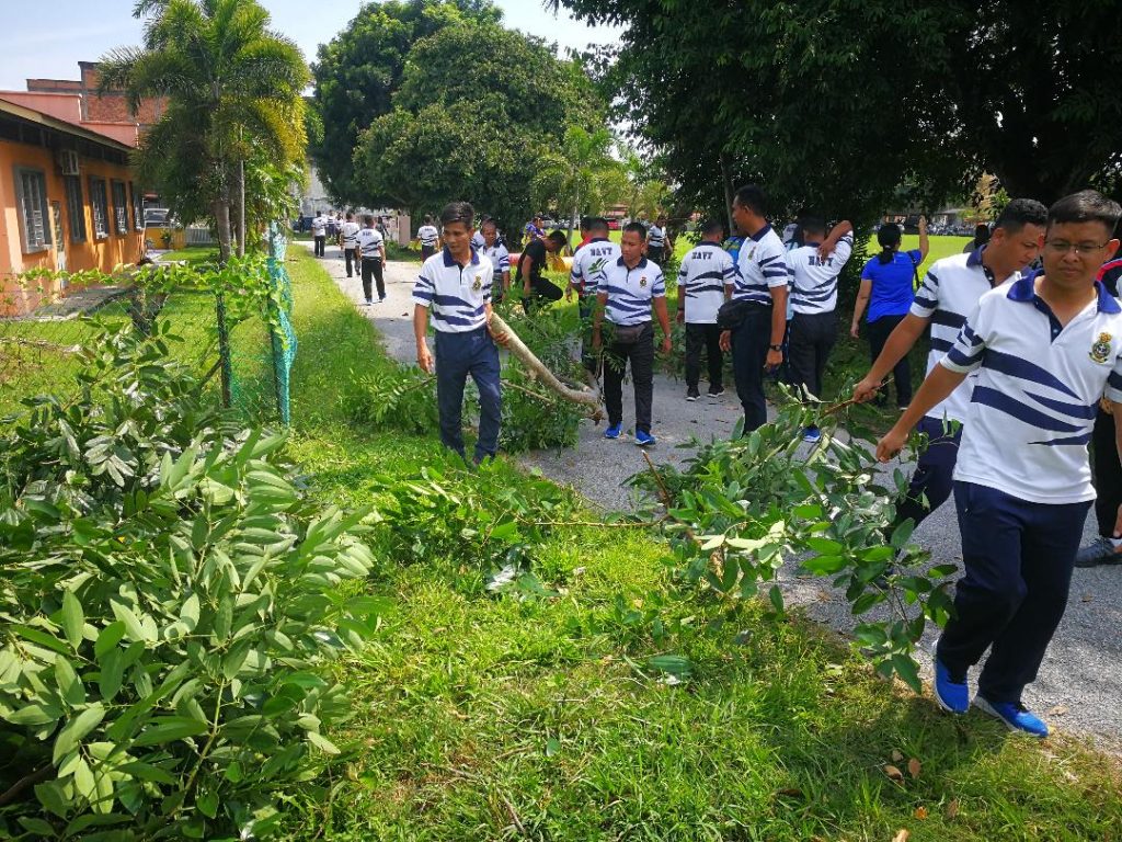建凉亭遮雨蓬维修美化油漆 400海军为国民华小大扫除