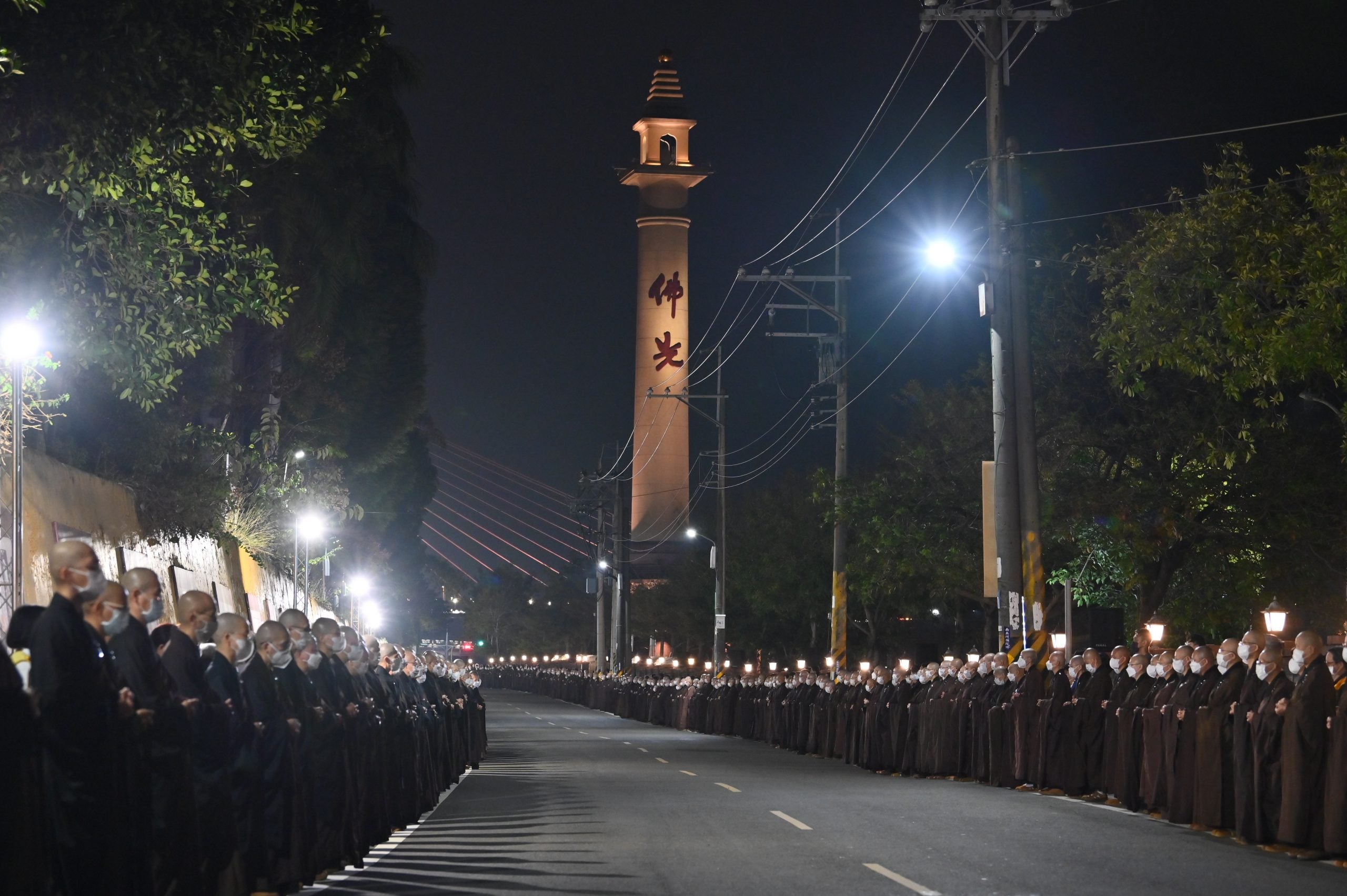 弟子捧星云骨灰徒步佛光山巡礼 数千僧信夹道跪迎