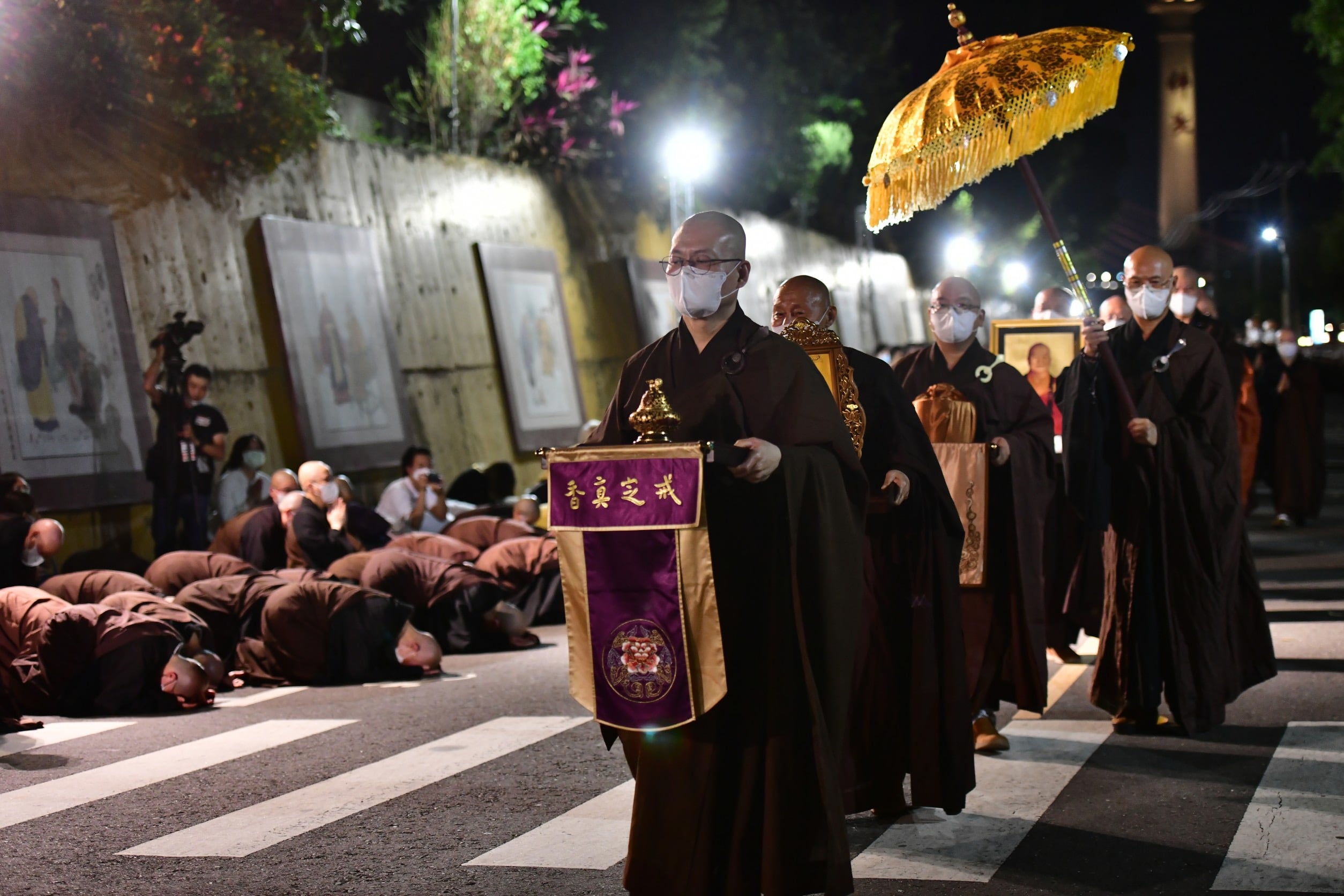 弟子捧星云骨灰徒步佛光山巡礼 数千僧信夹道跪迎