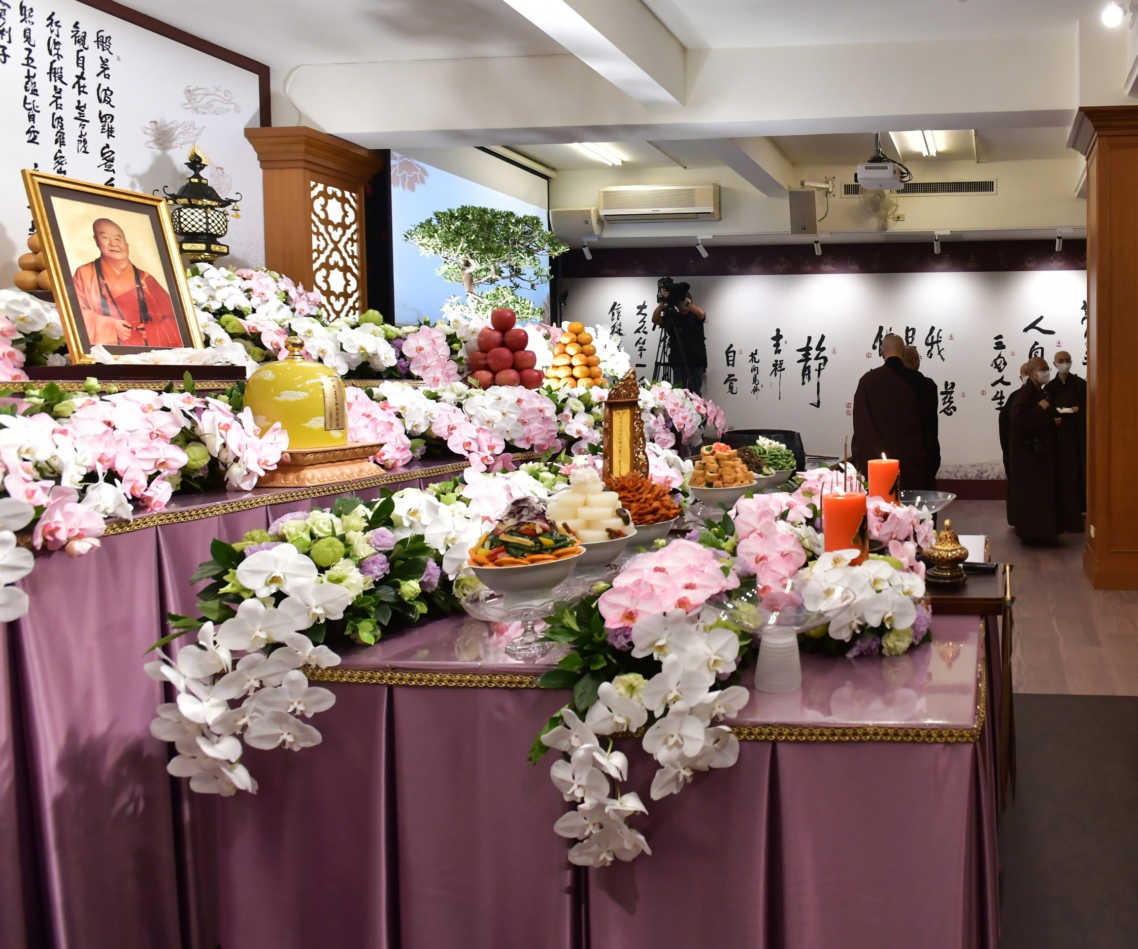 弟子捧星云骨灰徒步佛光山巡礼 数千僧信夹道跪迎