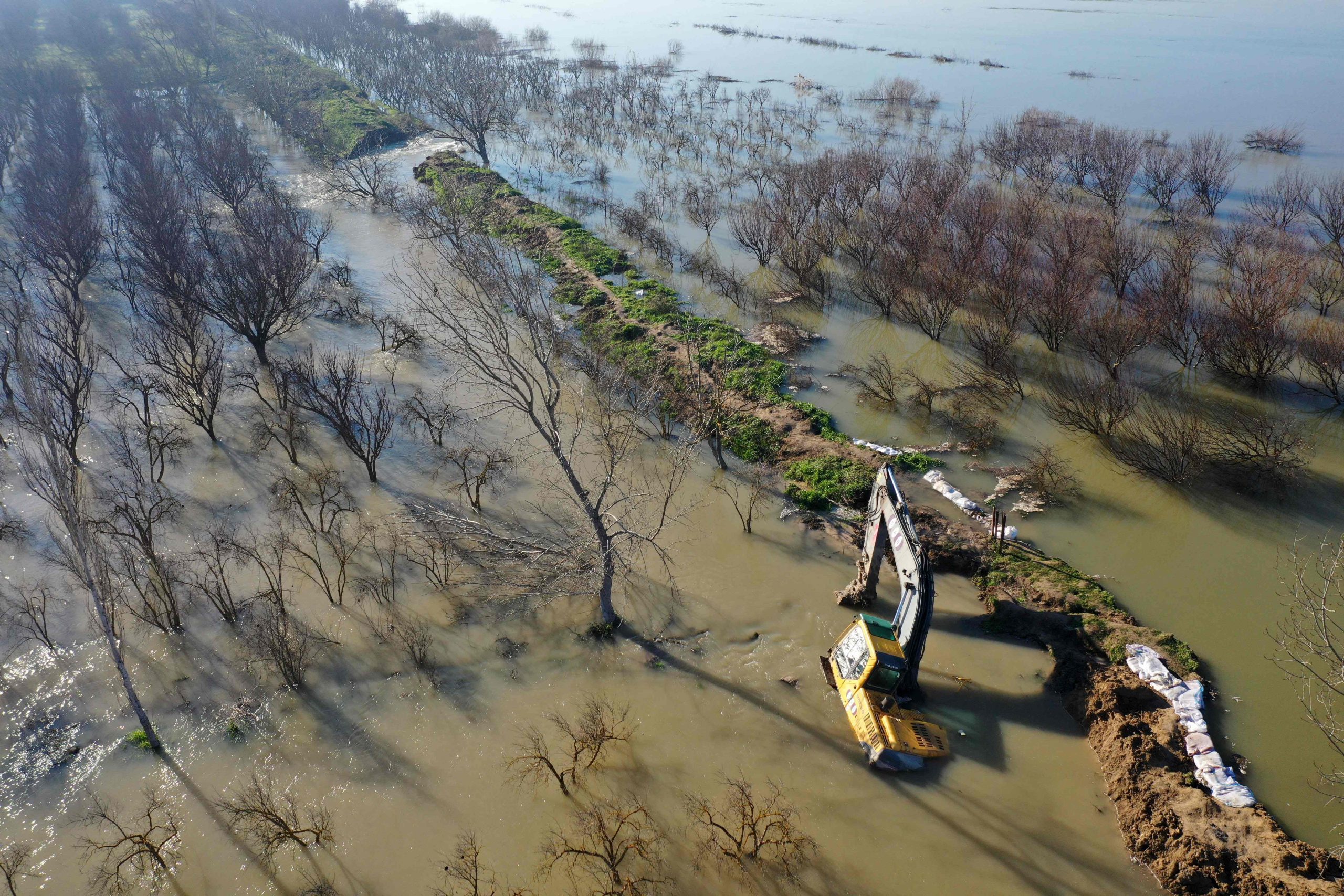 强震导致水坝溃堤 叙利亚西北小镇居民逃离家园