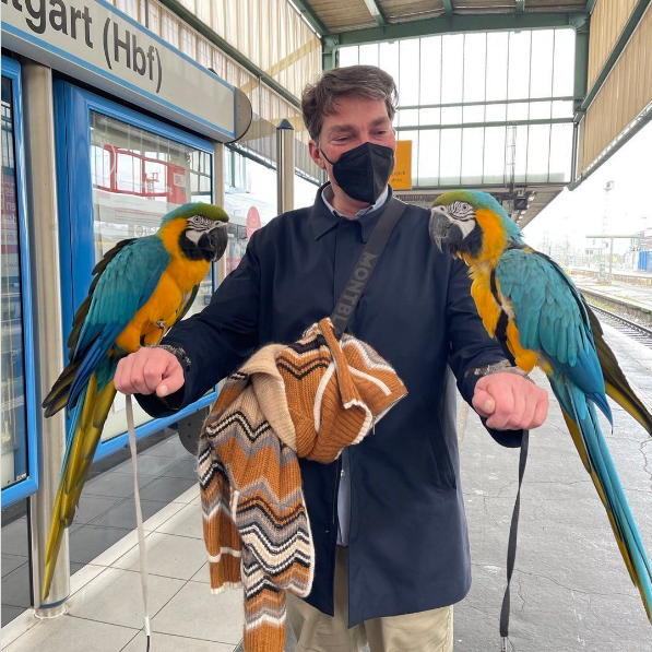 德国舞蹈家吵架失心疯 气到拿狗大便抹在记者脸上