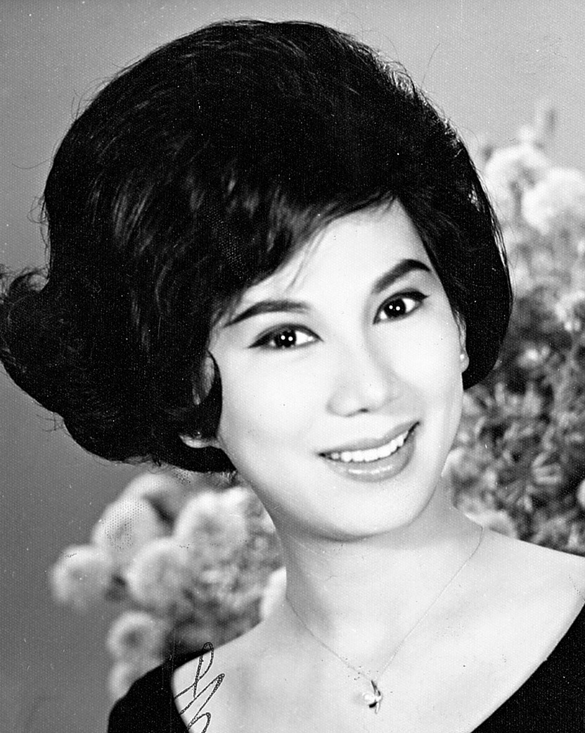 怕坐长途机曾扬言不再回港 年过80金汉凌波精神奕奕露面打高球	