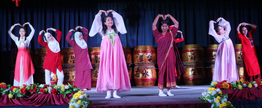 怡师范学院各族齐聚一堂 春晚彰显多元融洽共乐