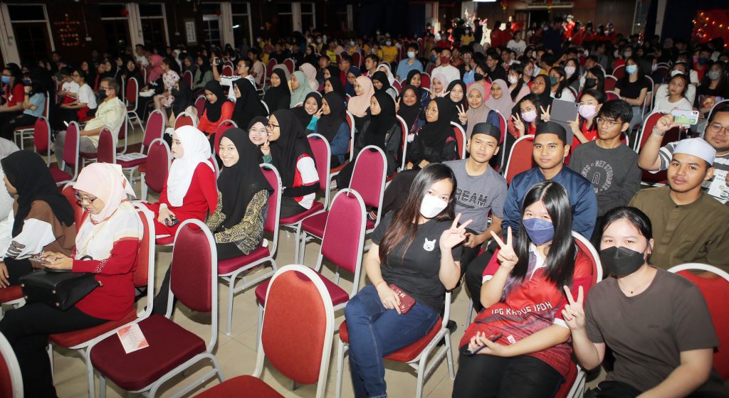 怡师范学院各族齐聚一堂 春晚彰显多元融洽共乐