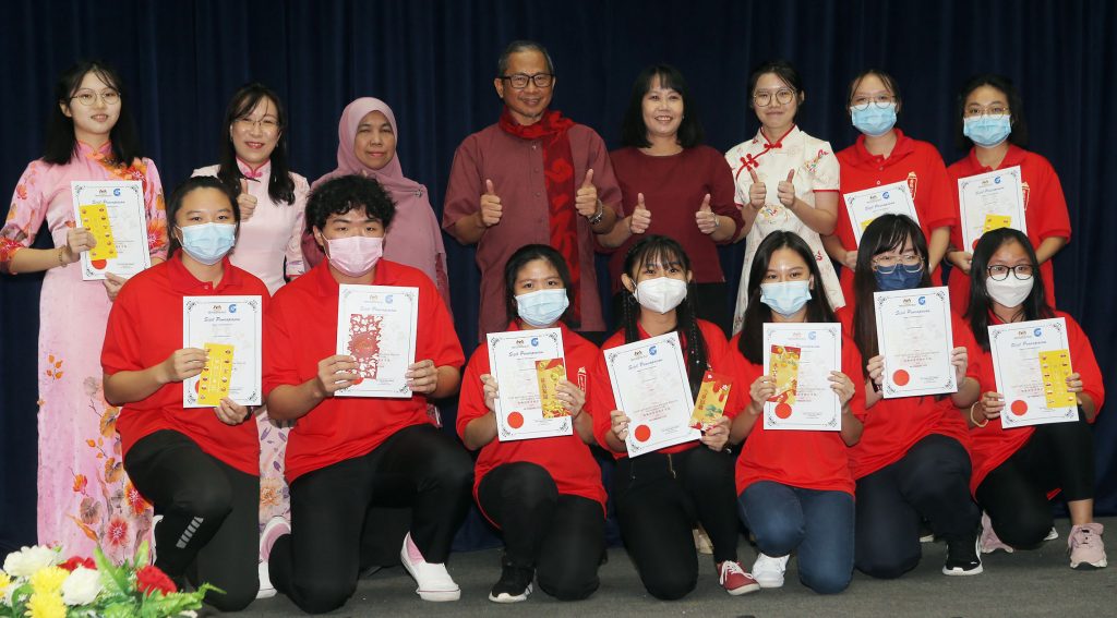 怡师范学院各族齐聚一堂 春晚彰显多元融洽共乐