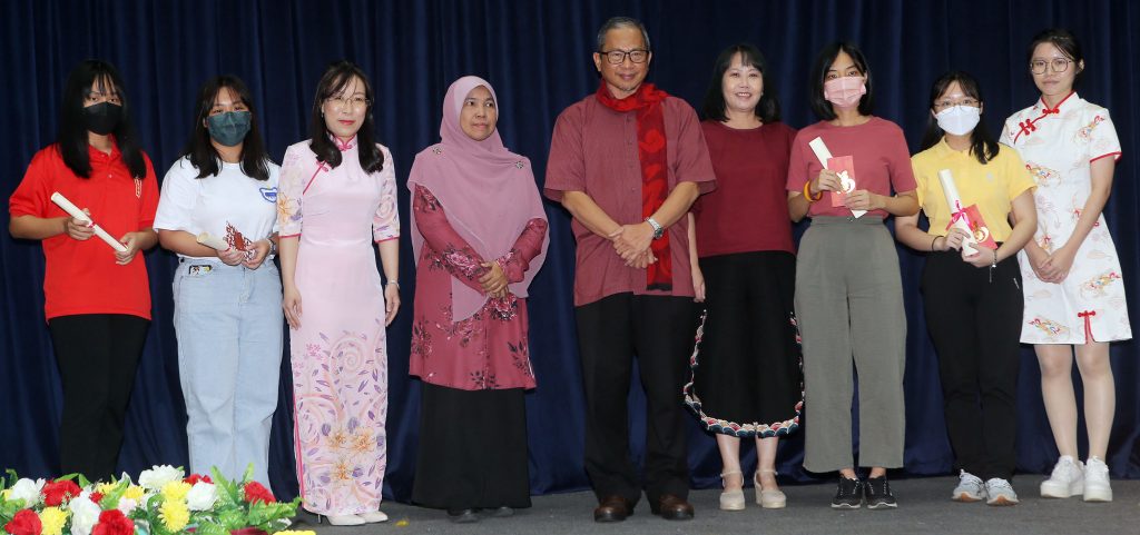 怡师范学院各族齐聚一堂 春晚彰显多元融洽共乐