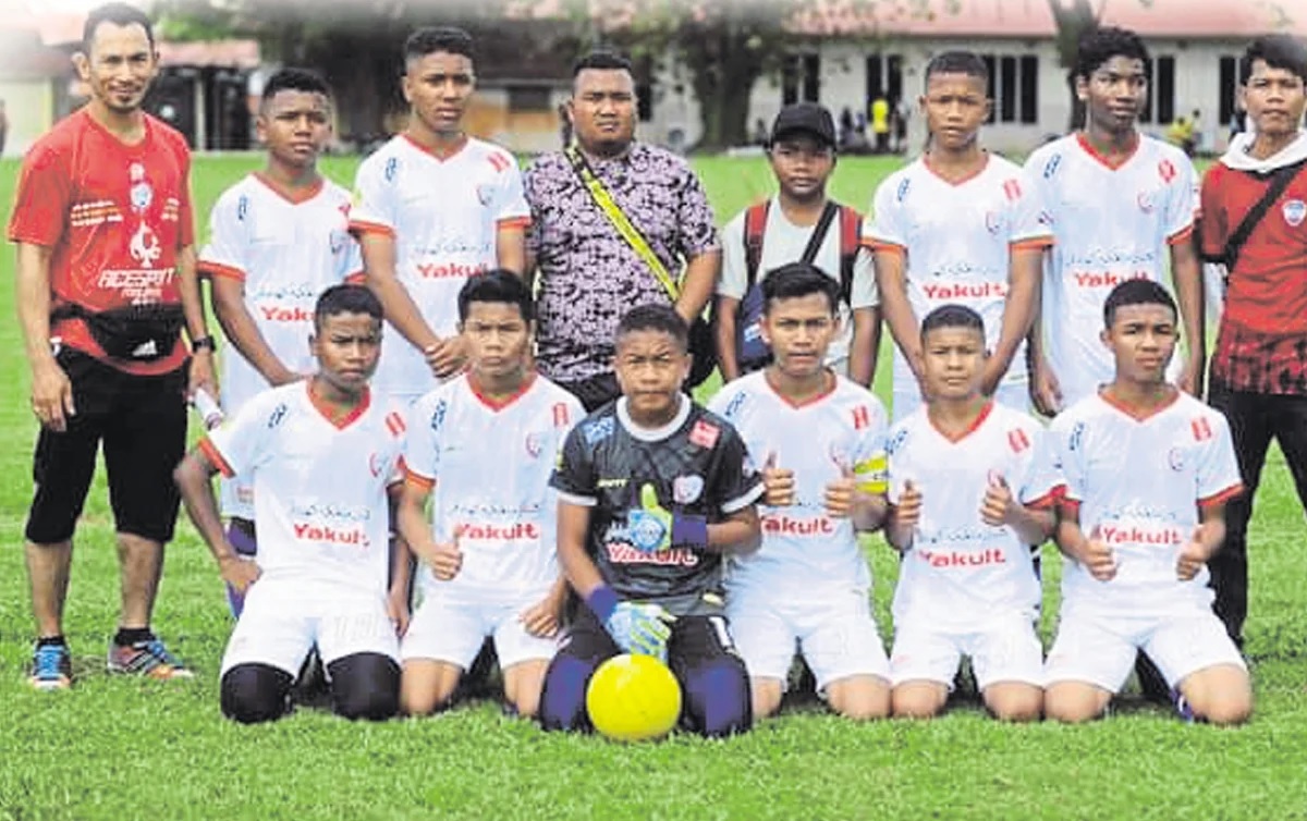 总是光脚也要追逐梦想 原住民少年球队终获好心人捐球鞋