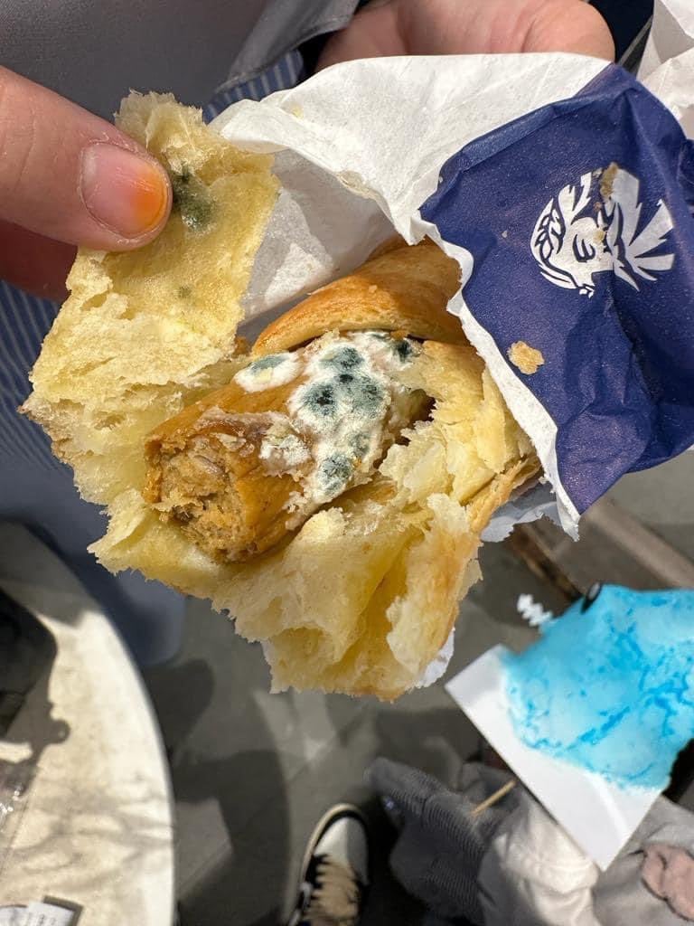 恶心!顾客吃发霉香肠面包 Zus Coffee:冰箱坏了导致