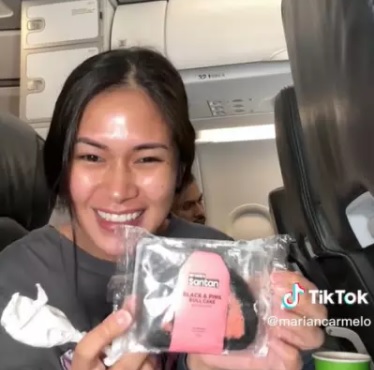 情人节搭机收到纸巾玫瑰花 女子赞空少暖男“害我脸红了”