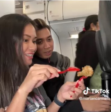 情人节搭机收到纸巾玫瑰花 女子赞空少暖男“害我脸红了”