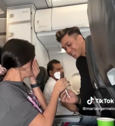 情人节搭机收到纸巾玫瑰花 女子赞空少暖男“害我脸红了”