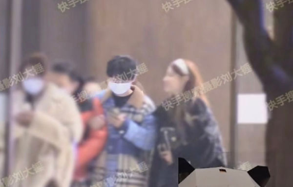 情歌王子汪苏泷恋情 帮美女提鞋回家亲密互动全被拍