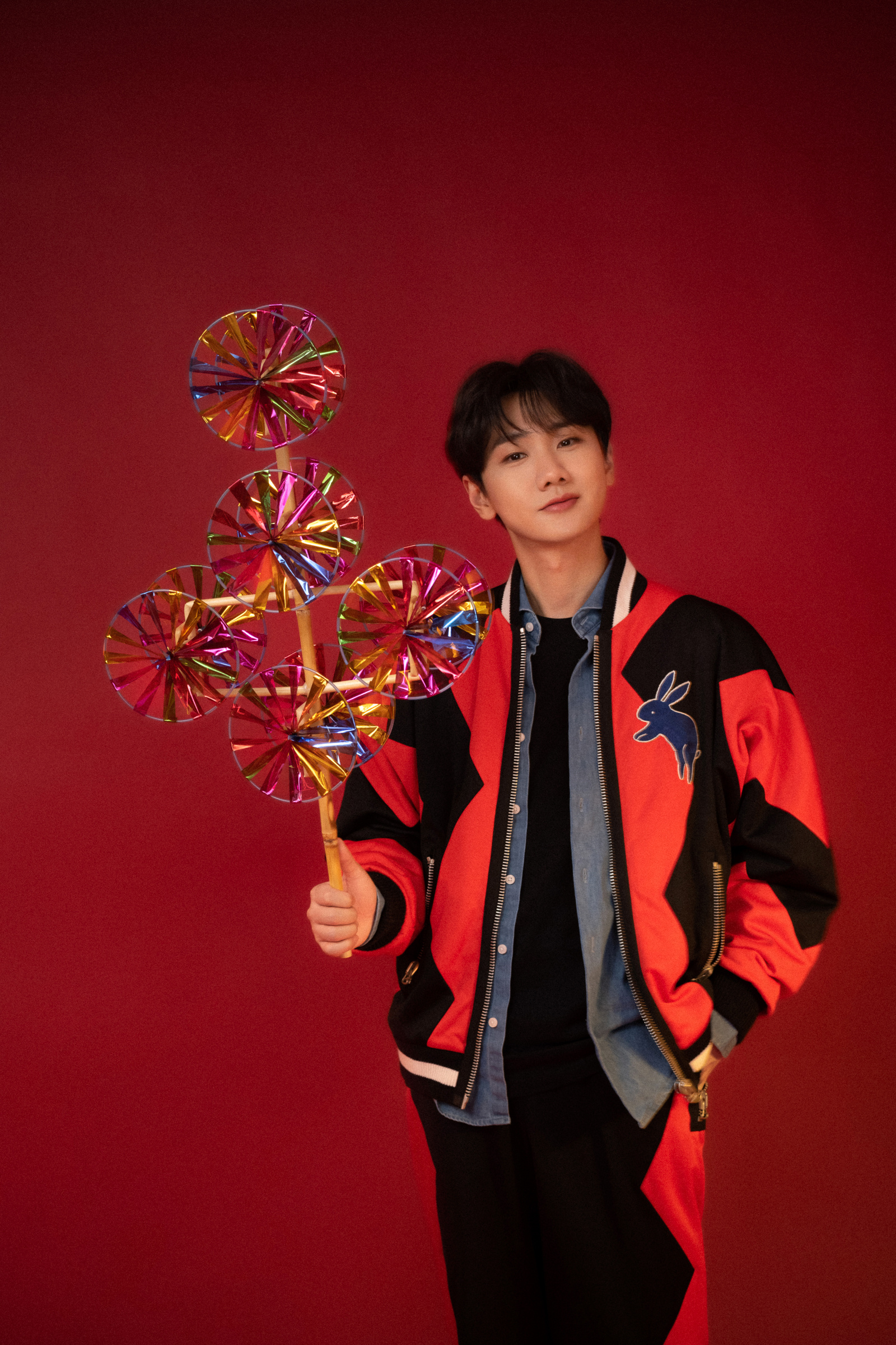 情歌王子汪苏泷恋情 帮美女提鞋回家亲密互动全被拍