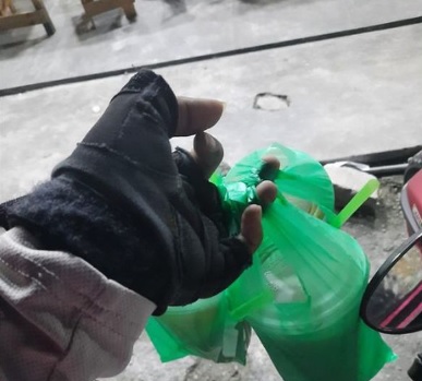 抱怨商家塑料杯包装不实际 送餐员:“你不知大马道路是宇宙最‘美’?”