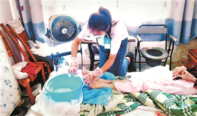 拼盘/中国“Z世代”助浴师帮银发族“澡”回幸福