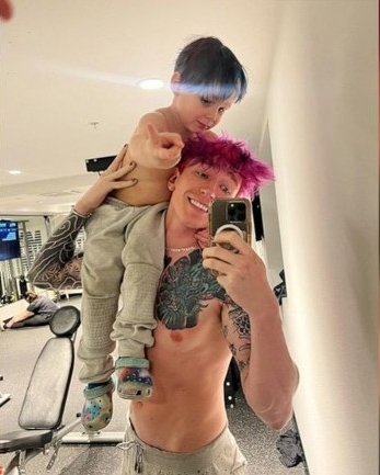 拼盘/加州男童热爱涂指甲油 获父亲支持追寻兴趣