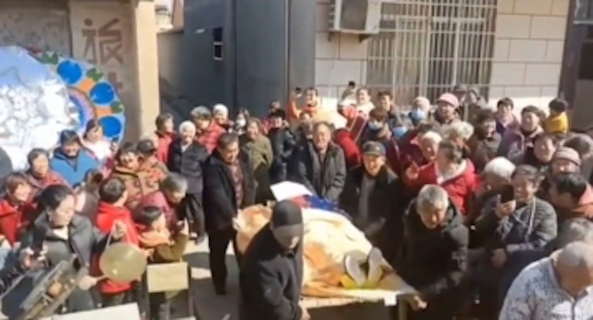 拼盘／孤独翁自办葬礼躺棺材游街　部门称没此风俗