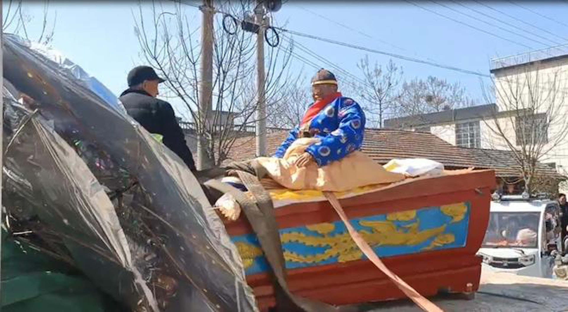 拼盘／孤独翁自办葬礼躺棺材游街　部门称没此风俗