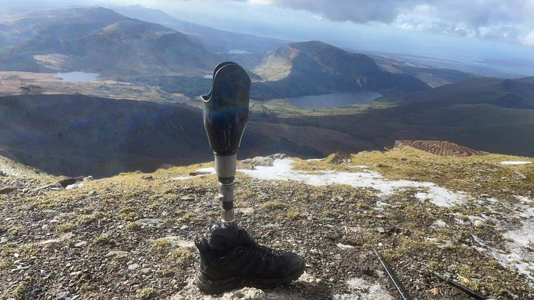 拼盘/残疾汉拄拐杖 花近6小时登山顶筹款