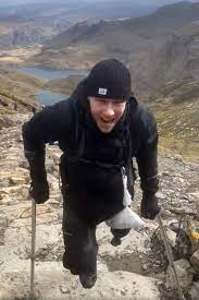 拼盘/残疾汉拄拐杖 花近6小时登山顶筹款