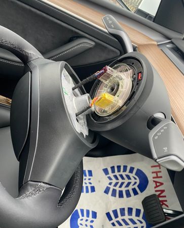 拼盘/特斯拉才买1周方向盘脱落 车主竟靠网民号召获赔1辆新车