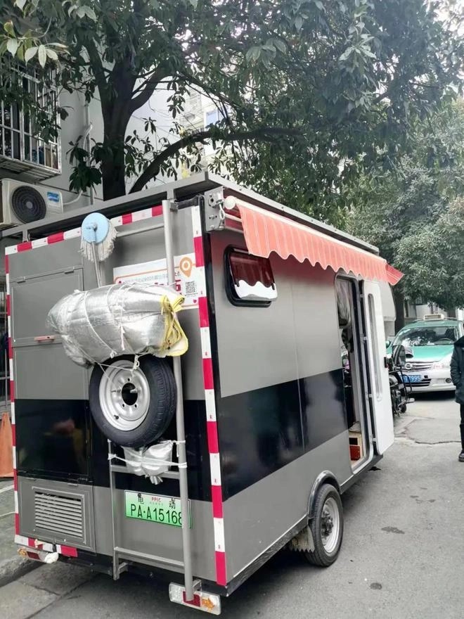 拼盘/退休看电视没意思 山东80岁老夫妻开车游中国