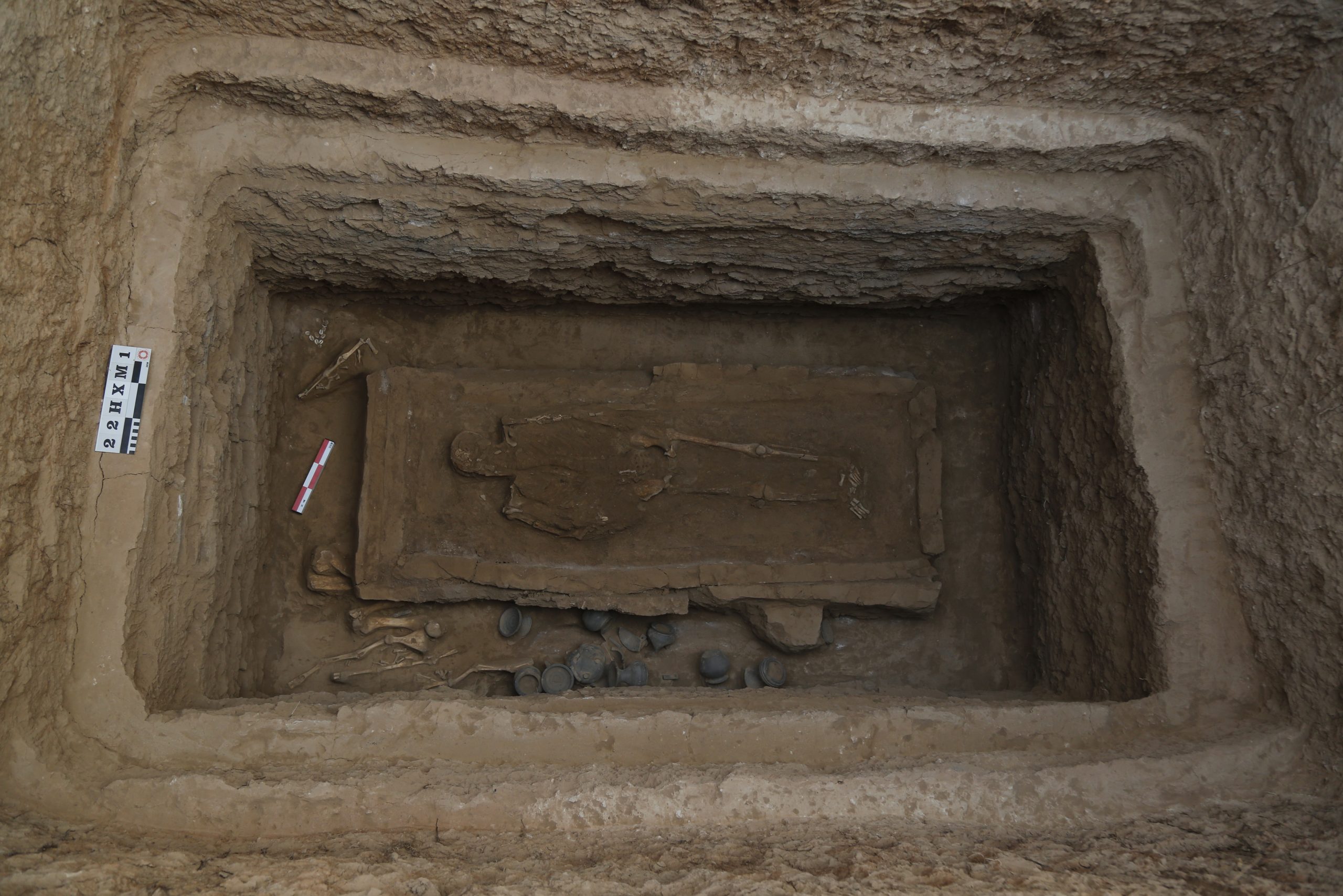 拼盘/陕西陶渠遗址发现8座“甲”字形大墓 系两周时“京”国所在地