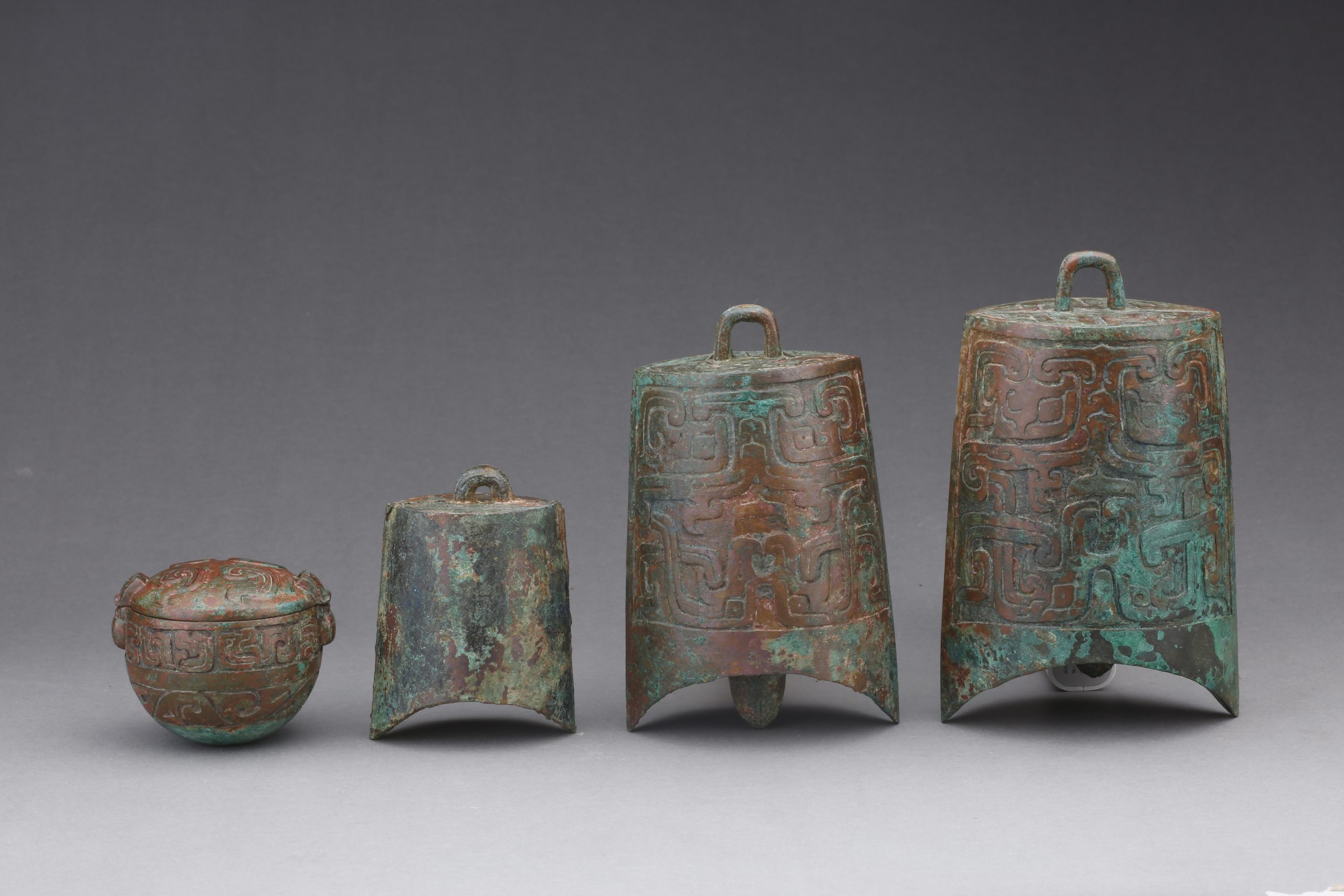 拼盘/陕西陶渠遗址发现8座“甲”字形大墓 系两周时“京”国所在地