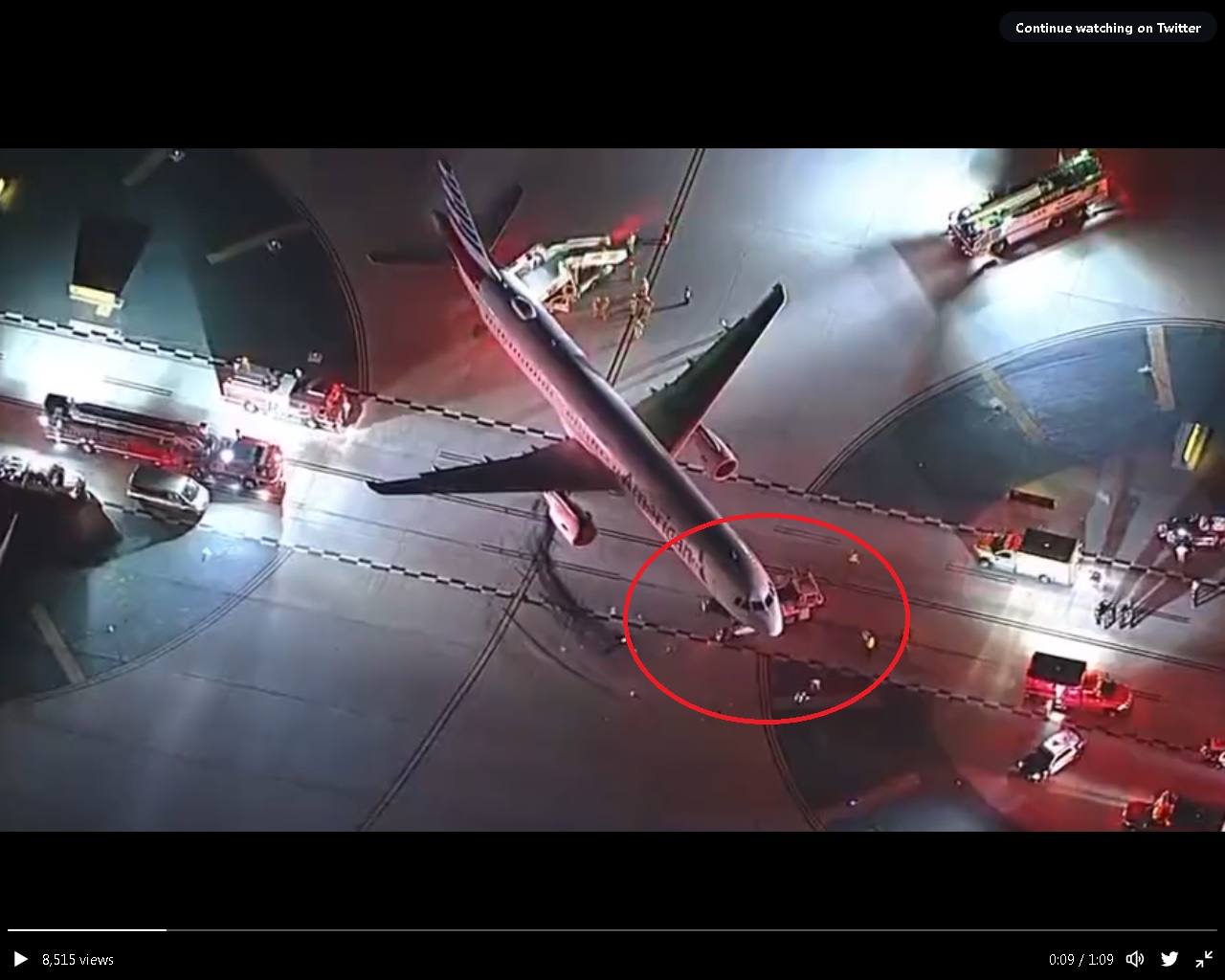 接驳车撞飞机 4人送院救治