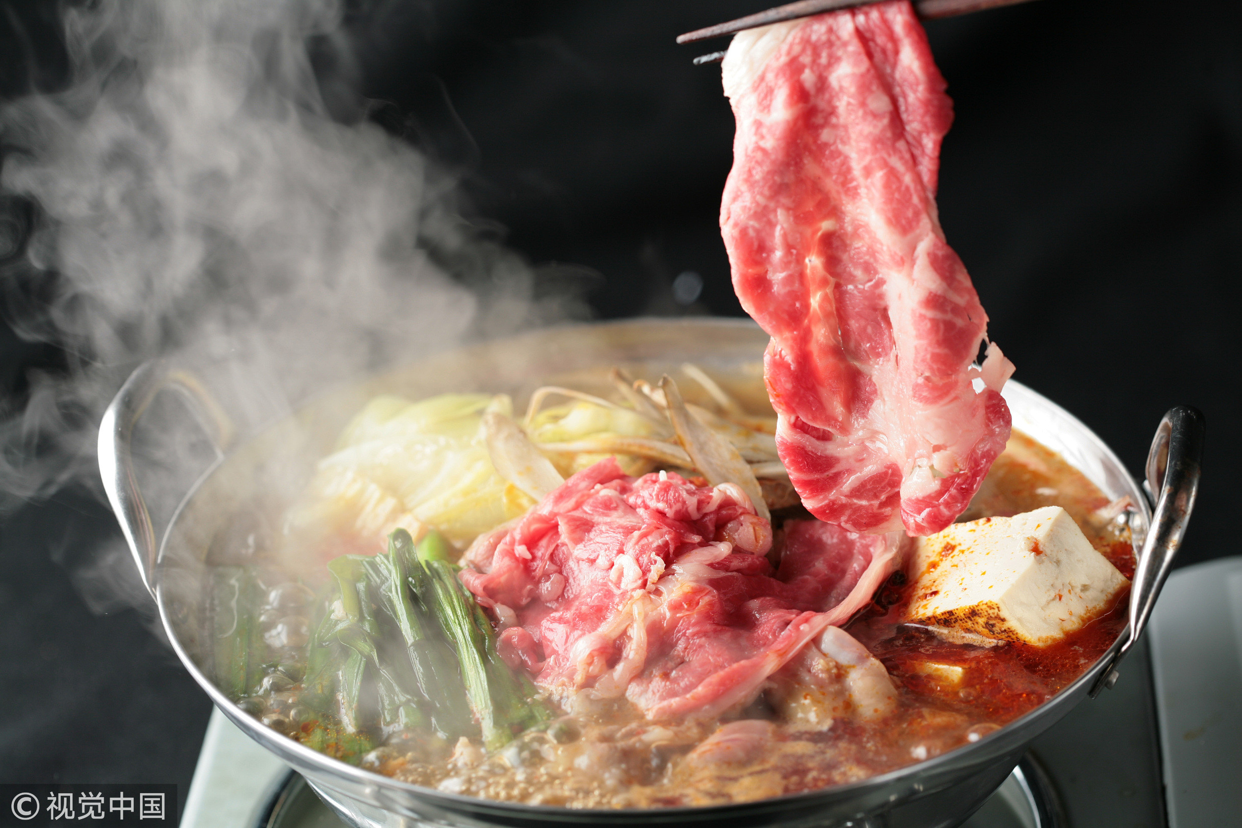 提议吃火锅老公拒绝!她暴怒突跳车下秒“颅脑撞地”惨死