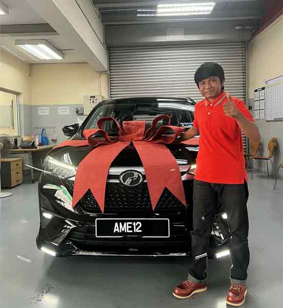 摆摊卖玉米水5年买新车 男星车牌引网民“美丽误会”