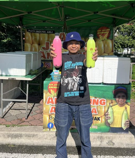 摆摊卖玉米水5年买新车 男星车牌引网民“美丽误会”