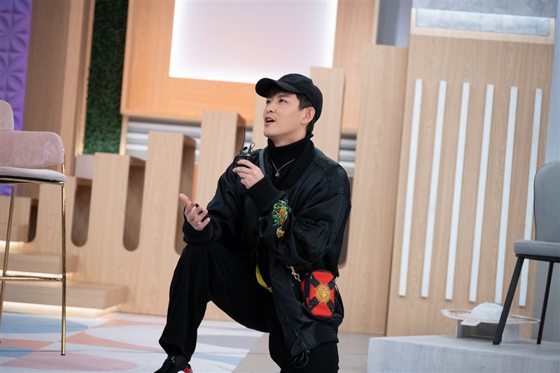 敖犬单膝下跪求婚  深情告白：一起一辈子