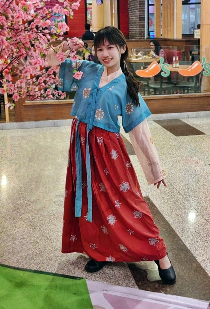 新年备稿:汉服形制多亦有改良款 新年皆宜全家穿出仪式感