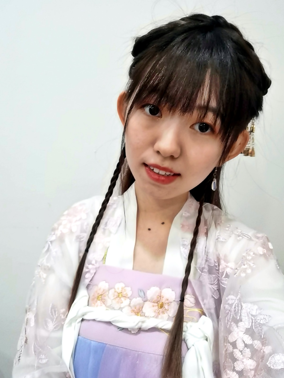 新年备稿:汉服形制多亦有改良款 新年皆宜全家穿出仪式感