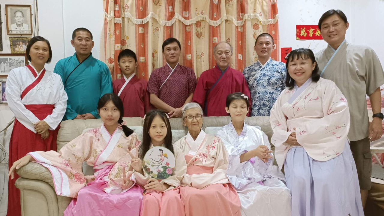 新年备稿:汉服形制多亦有改良款 新年皆宜全家穿出仪式感