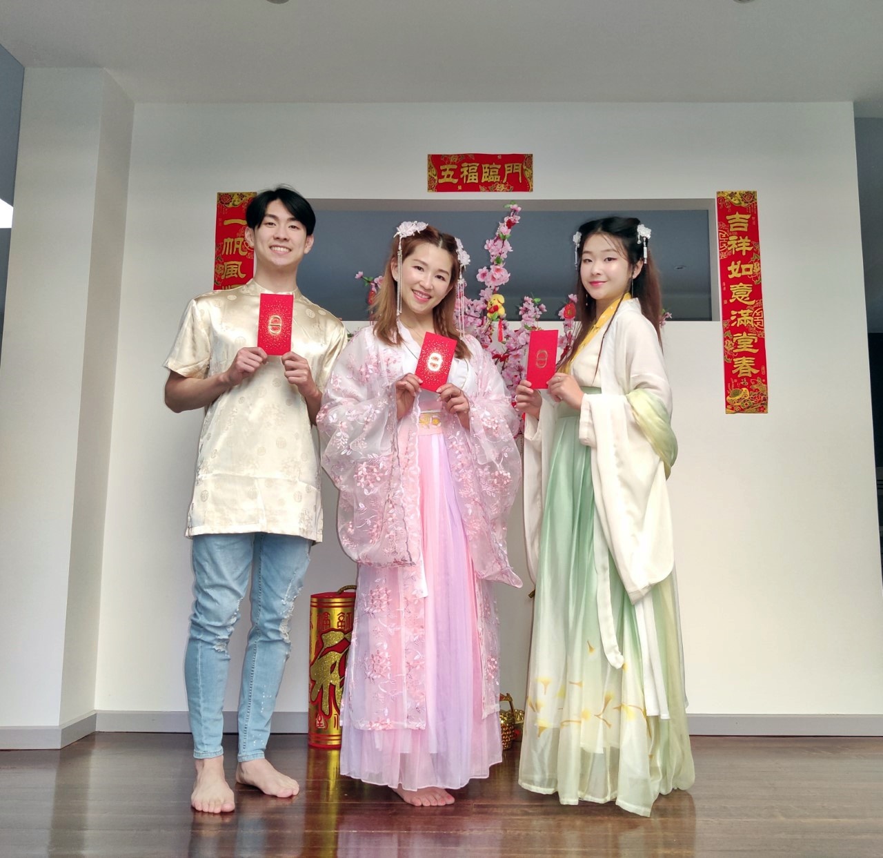 新年备稿:汉服形制多亦有改良款 新年皆宜全家穿出仪式感