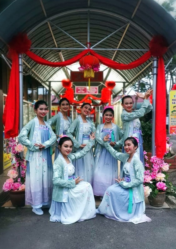 新年备稿：汉服形制多亦有改良款 新年皆宜全家穿出仪式感