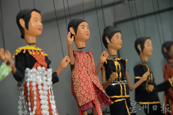新教育（2月7日）封面故事：：戏偶——幼教老师的小帮手
