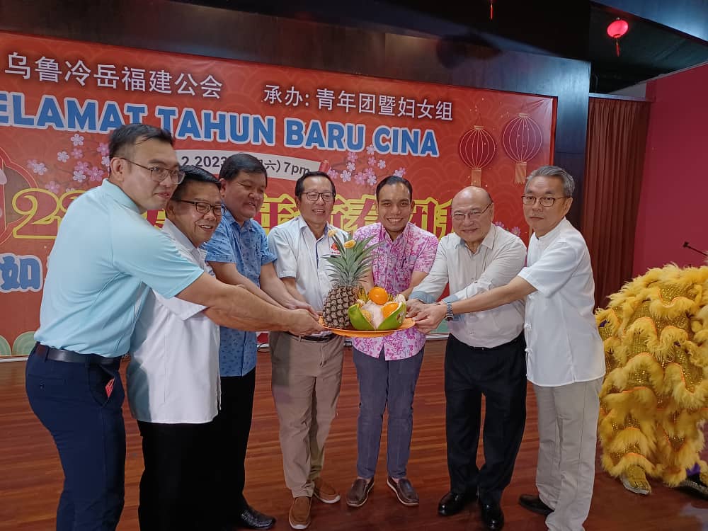 早报头//大都会/乌冷福建公会新春团拜,许来贤促联邦政府向雪州政府看齐制度化拨款给独中