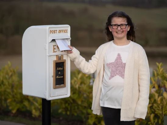 英国女孩在火葬场装了个寄往天堂的信箱 给逝世的亲人的信