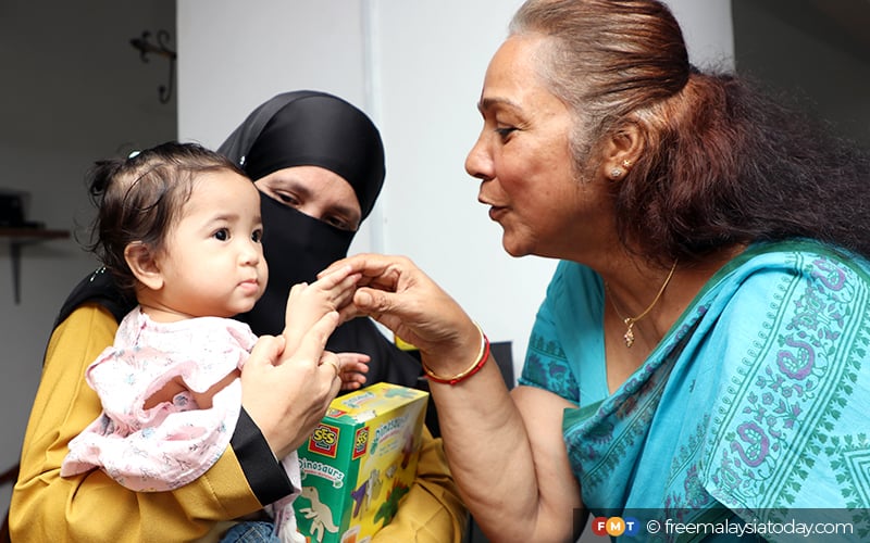暖势力/“大宝森女婴”与恩人大宝森节重聚