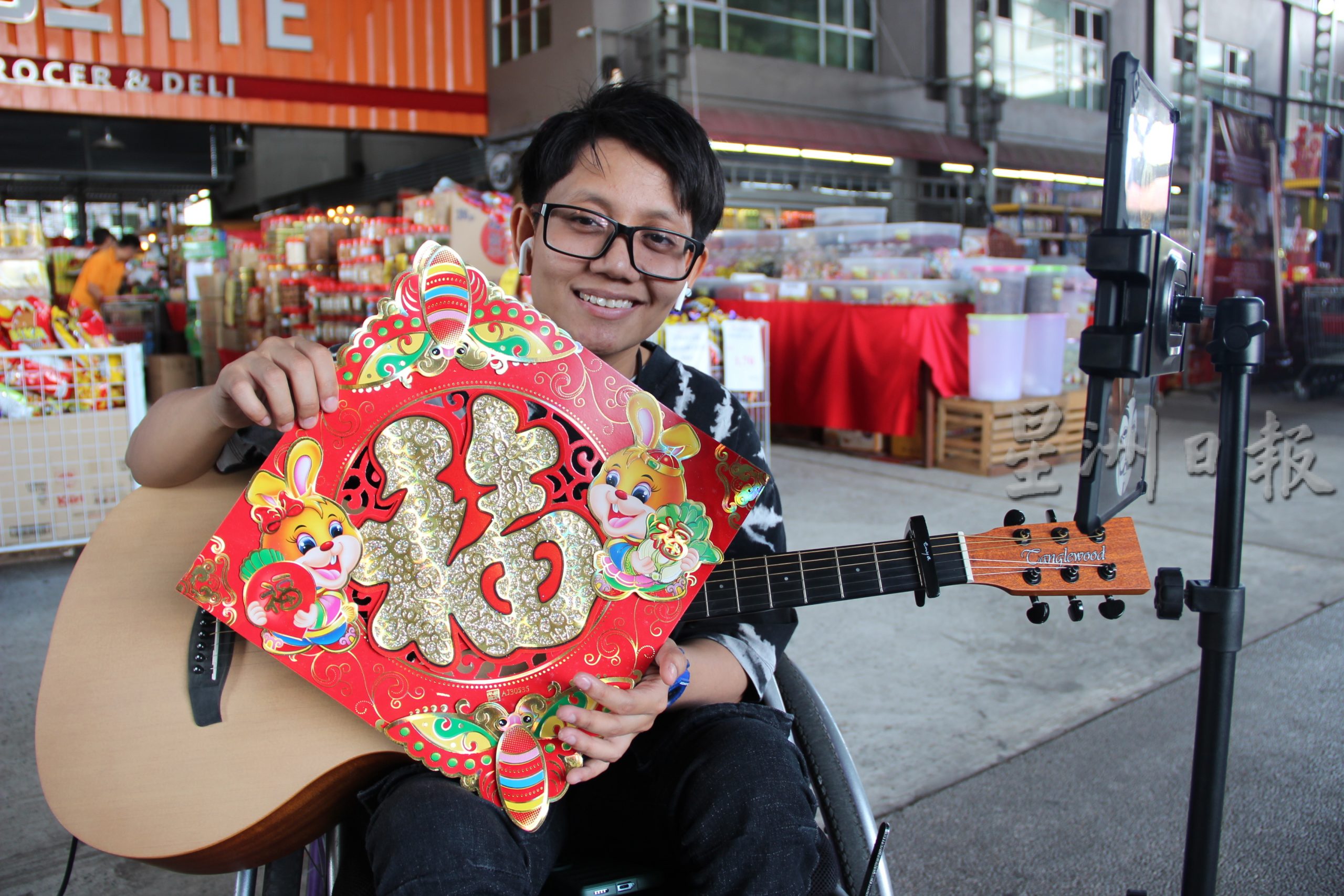 车祸瘫痪勇敢面对人生 坐轮椅组团卖唱