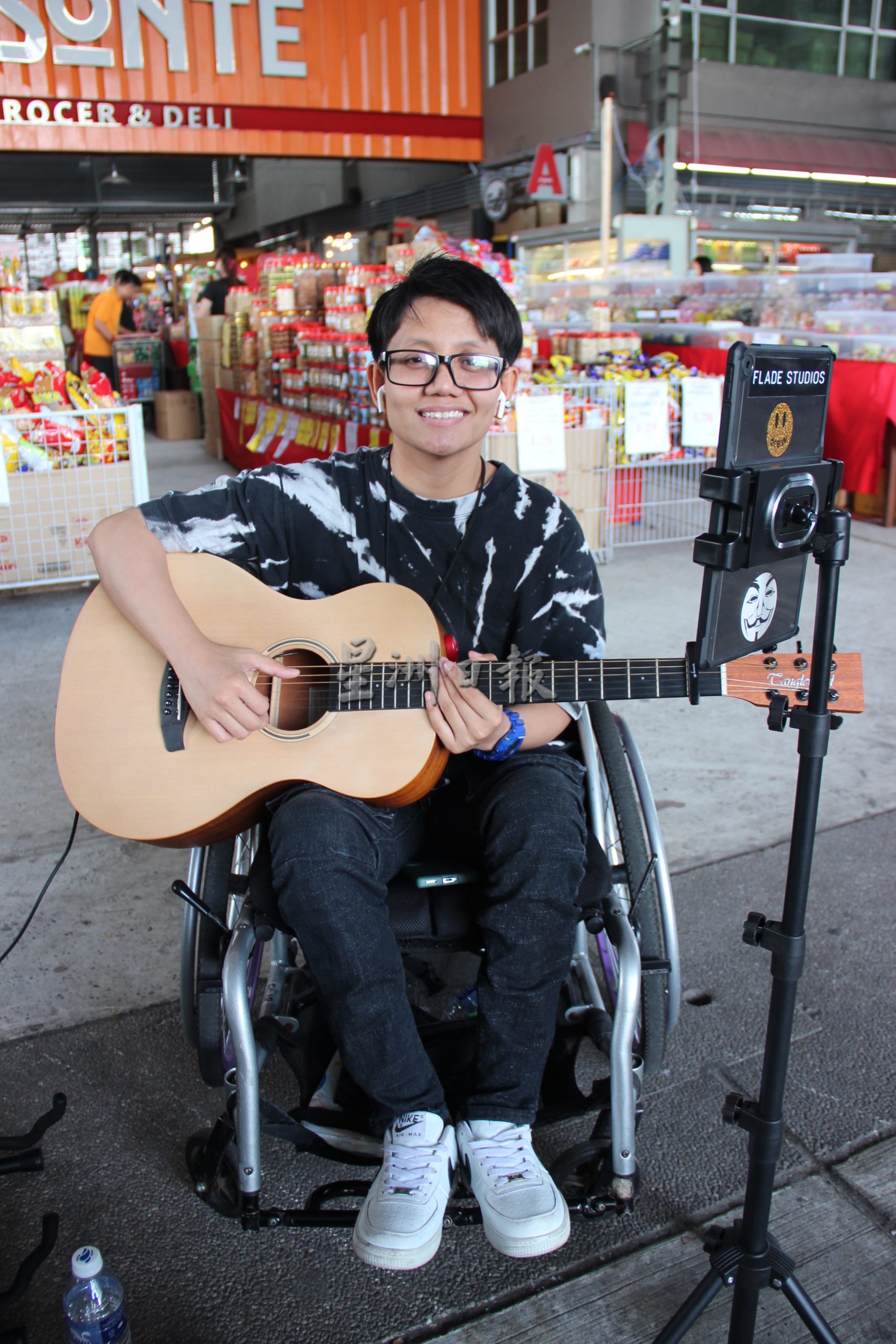 车祸瘫痪勇敢面对人生 坐轮椅组团卖唱