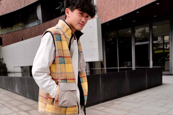 曹格14岁儿烫卷发长胡茬 疑以模特身分出道