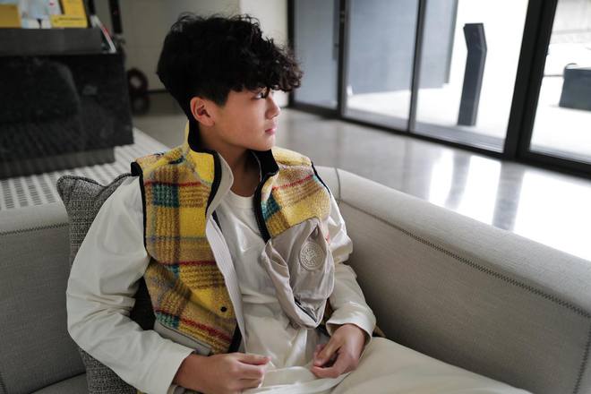 曹格14岁儿烫卷发长胡茬 疑以模特身分出道