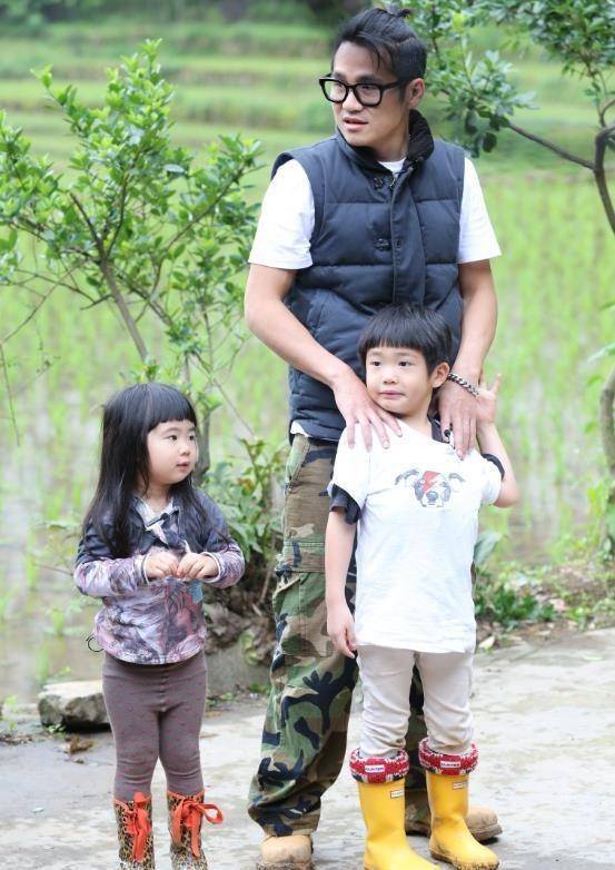 曹格14岁儿烫卷发长胡茬 疑以模特身分出道